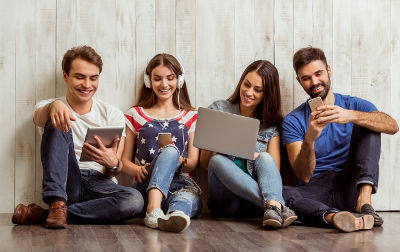 Des jeunes qui utilisent leur téléphone et tablette pour utiliser Internet et regarder la TV